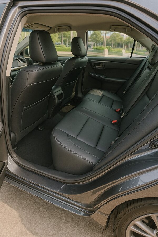 Toyota Camry 2016 Dark Gray em Orlando – Estilo e Conforto com Vista para a Universal Studios - Image 3
