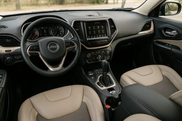 Jeep Cherokee 2016 Preto – Estilo, Conforto e Potência para Explorar Orlando - Image 3