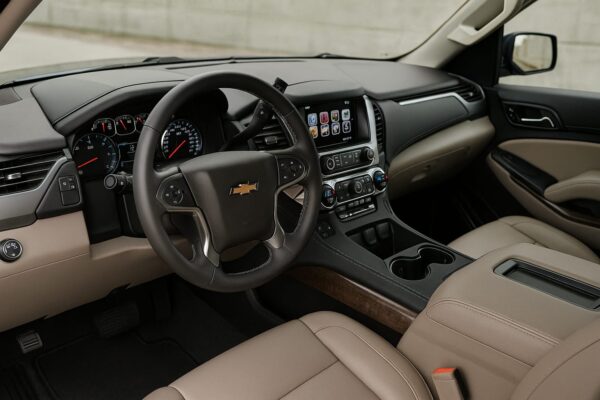 Chevrolet Suburban 2018 Preto – Espaço, Força e Sofisticação - Image 2